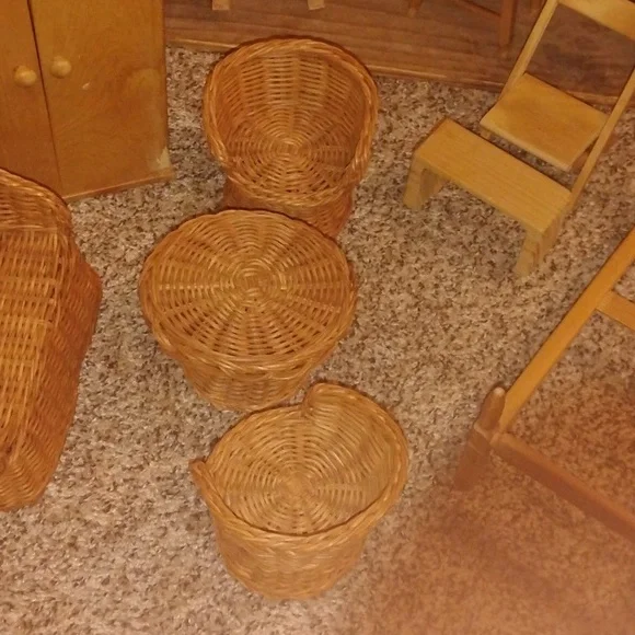 Vintage STROMBECKER Natural Wood and Wicker DOLLHOUSE Lot 14 Pieces TLC - Picture 5 of 10